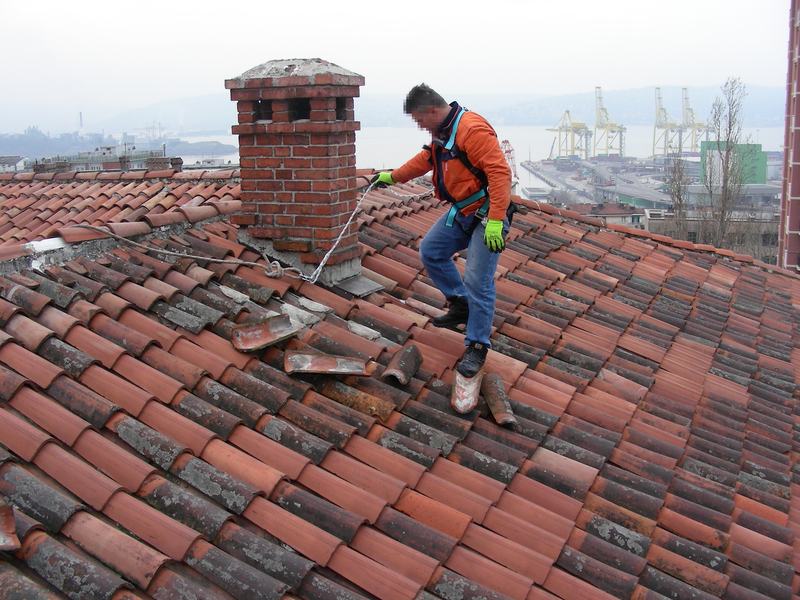 Rifacimento di una copertura a Trieste, con il porto sullo sfondo